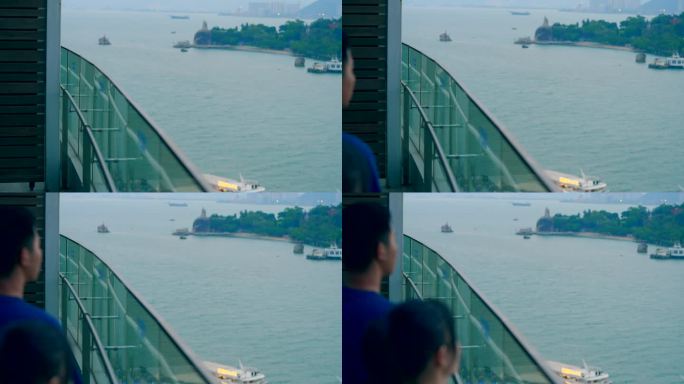 情侣在酒店阳台看向鼓浪屿海面