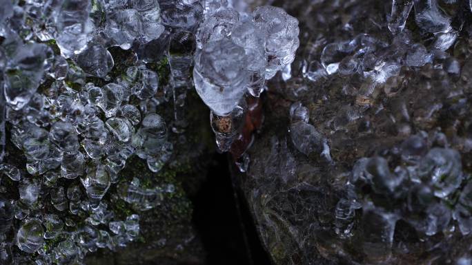 冬天山泉溪水岩石冰冻冰凌春天融化滴水实拍