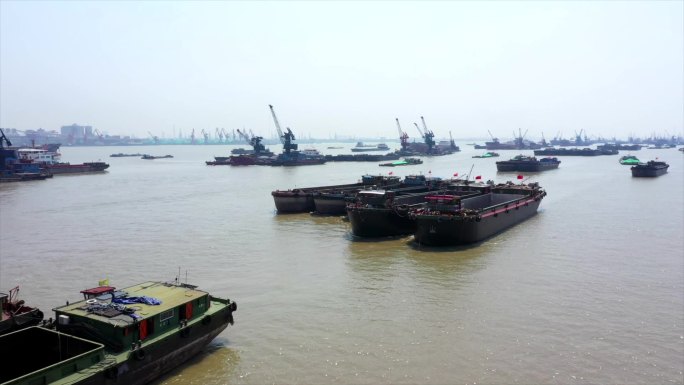扬中长江流域往来船只江面航拍A021