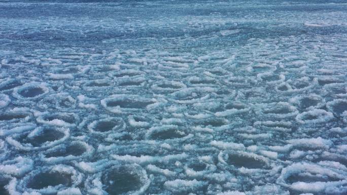 博斯腾湖冬季湖面冰馕冰饼