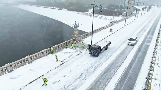 雪天大桥上除雪环卫工人