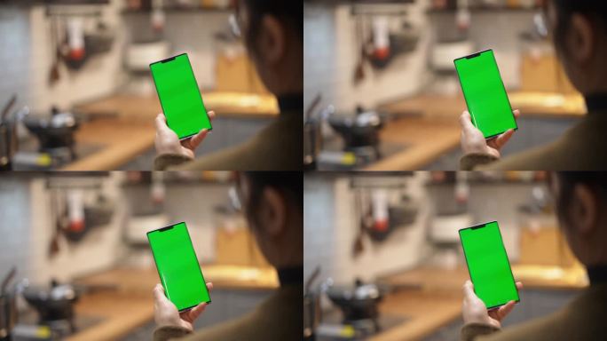 女性在客厅使用手机抠像绿幕屏幕