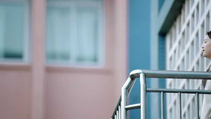 【4K】大学女生阳台眺望美女看远方