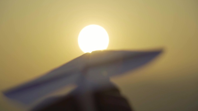 夕阳下的纸飞机