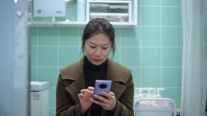 中年女性在卫生间使用手机
