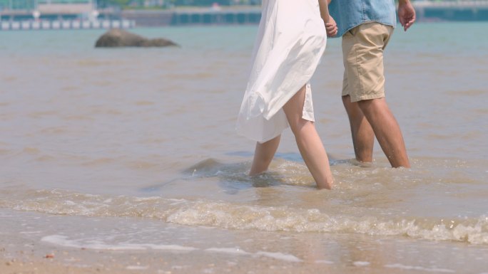 情侣 光脚 漫步 沙滩2