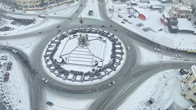 雪天哈尔滨街道车流