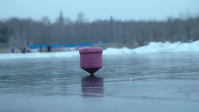 冰面上抽陀螺 陀螺旋转 冰尜