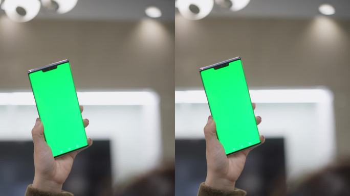 女性在客厅使用手机抠像绿幕屏幕