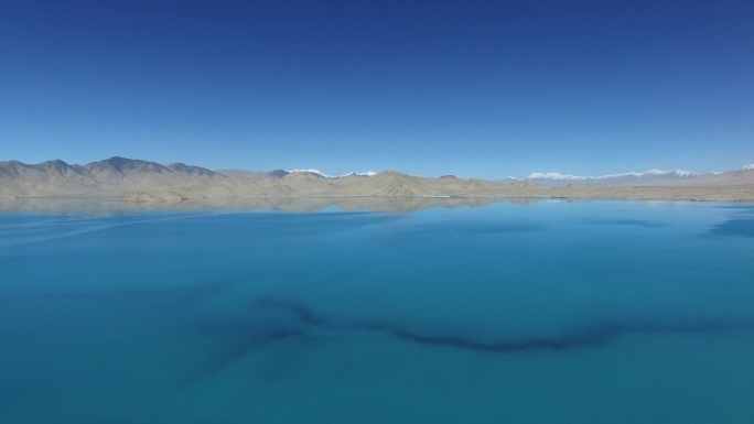 在黄土山中间的一个蔚蓝的湖