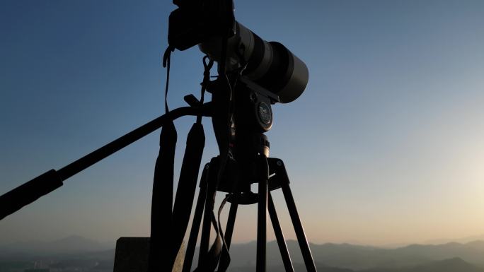 黄昏日落夕阳下的摄影器材剪影
