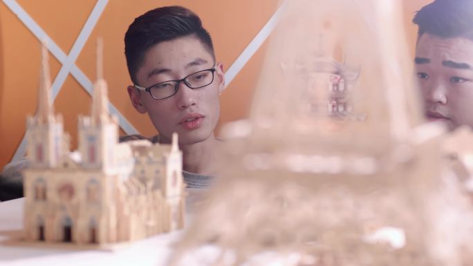 【4K】大学男生做手工建筑模型