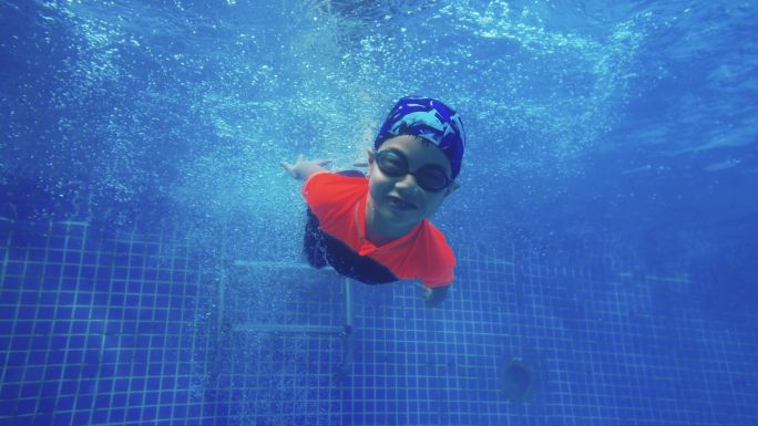 水下拍摄儿童跳水潜水游泳欢乐夏天运动