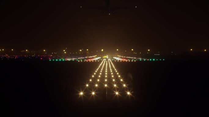 夜里飞机起飞 跑道灯 机身