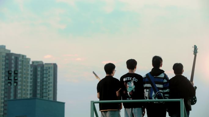 【4K】夕阳乐队高举吉他背影