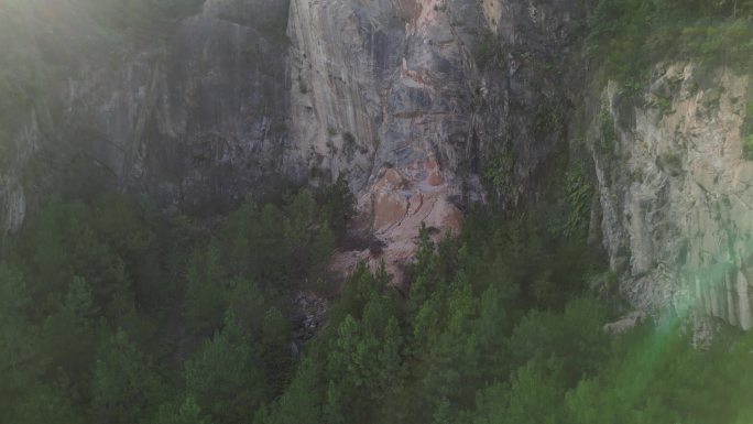 山谷悬崖峭壁