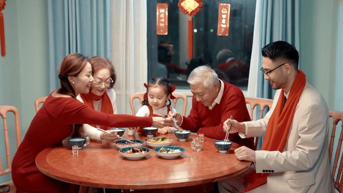 春节家人聚会年夜饭家宴圆桌吃饭举杯庆祝