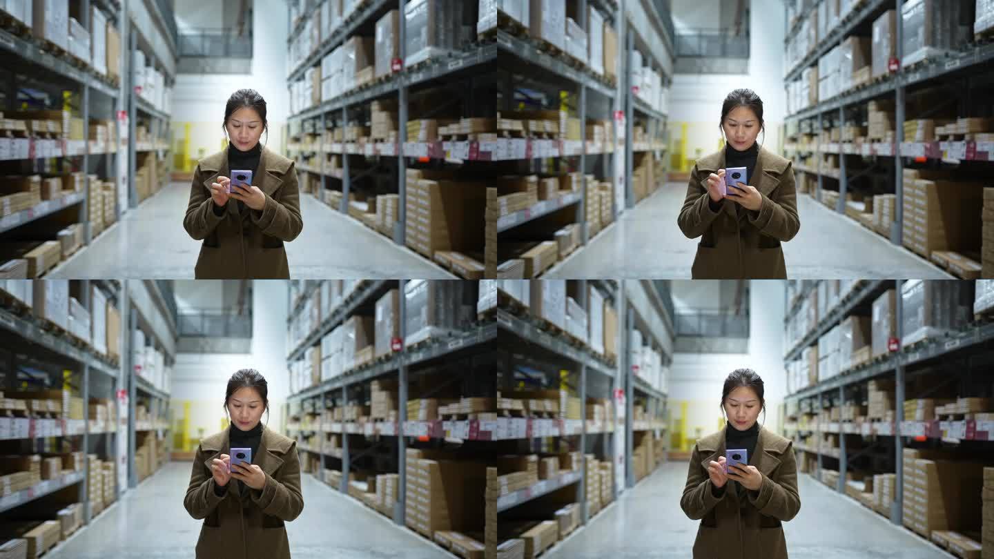 中年女性拿着手机在仓库货架选购