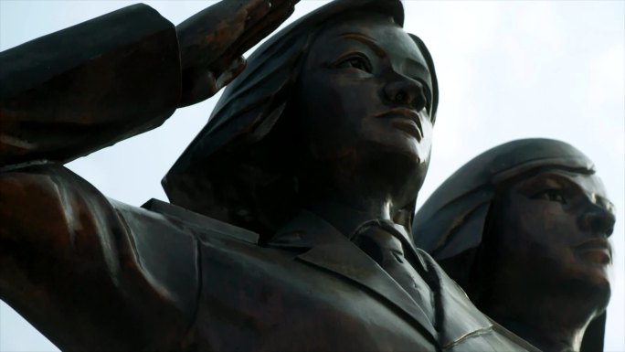 柳堡二妹子雕像雕塑红色经典特写A005