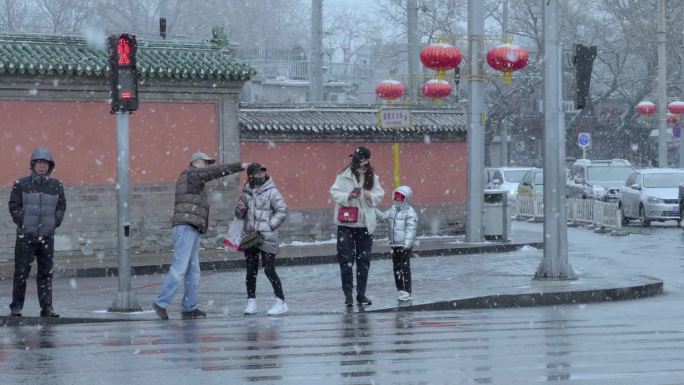 北京鼓楼街景雪景 红灯笼 过马路