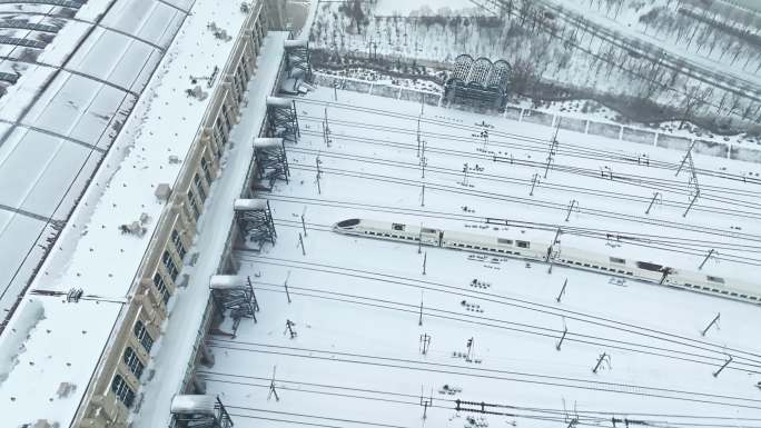 航拍雪天高铁进站