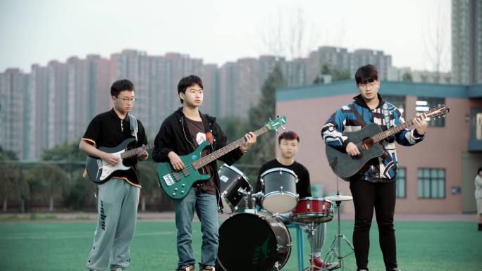 【4K】大学生音乐乐队草地表演