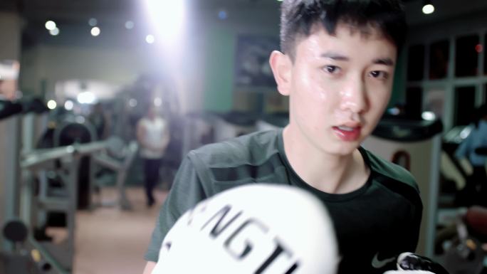【4K】男青年练拳打拳