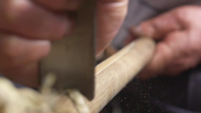 竹笛手工制作过程剥皮钻孔烤直4A021
