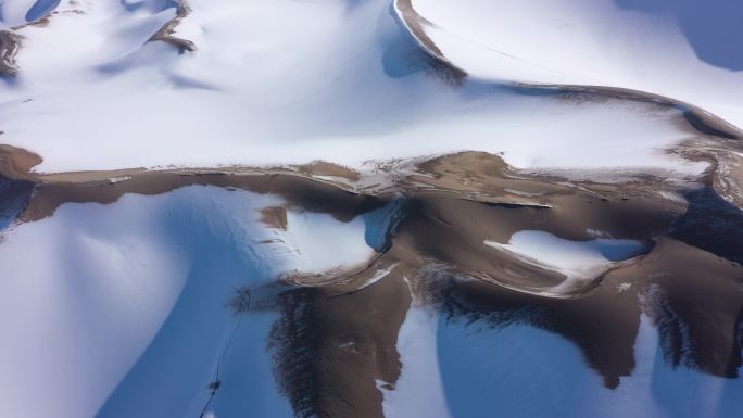 俯拍巴丹吉林沙漠残雪