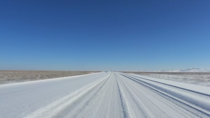 雪后沙漠公路行车移动延时