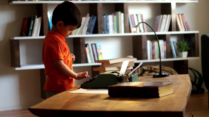 儿童用打字机探索书房按下