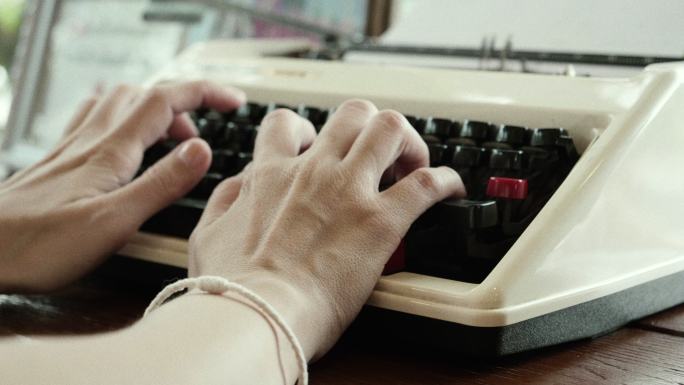 特写：女人在老打字机上打字