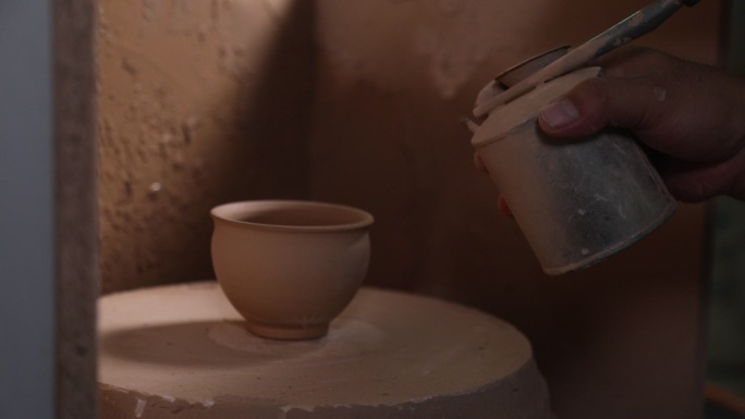陶艺大师制作陶艺过程上釉 非遗文化