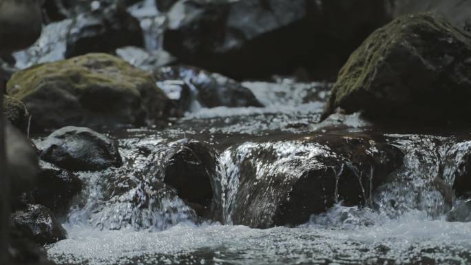 山间流水