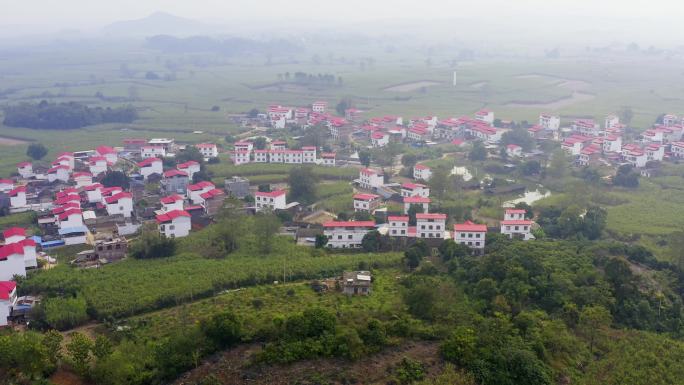 广西高速服务区旁的新农村