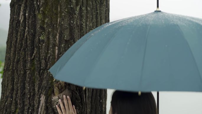 雨天女孩湖边伤感