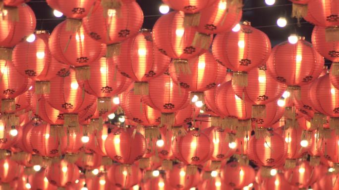 挂着中国灯笼庆祝农历新年。