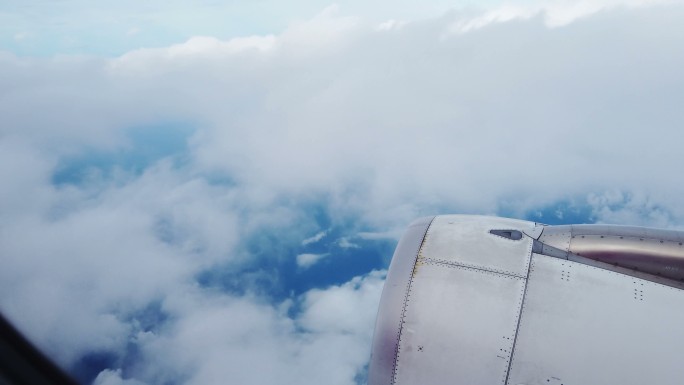 飞机的天空视图云海高空机翼机舱窗外