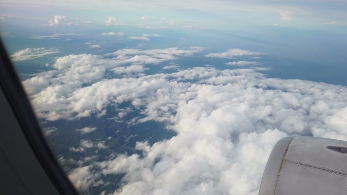 飞机的天空视图出差高空视角客机