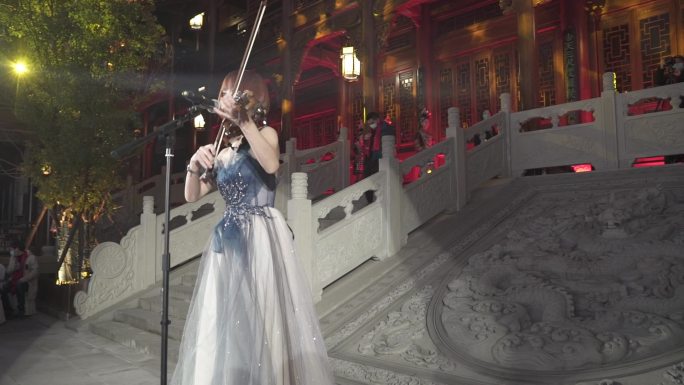 晚会美女小提琴演奏家半环绕