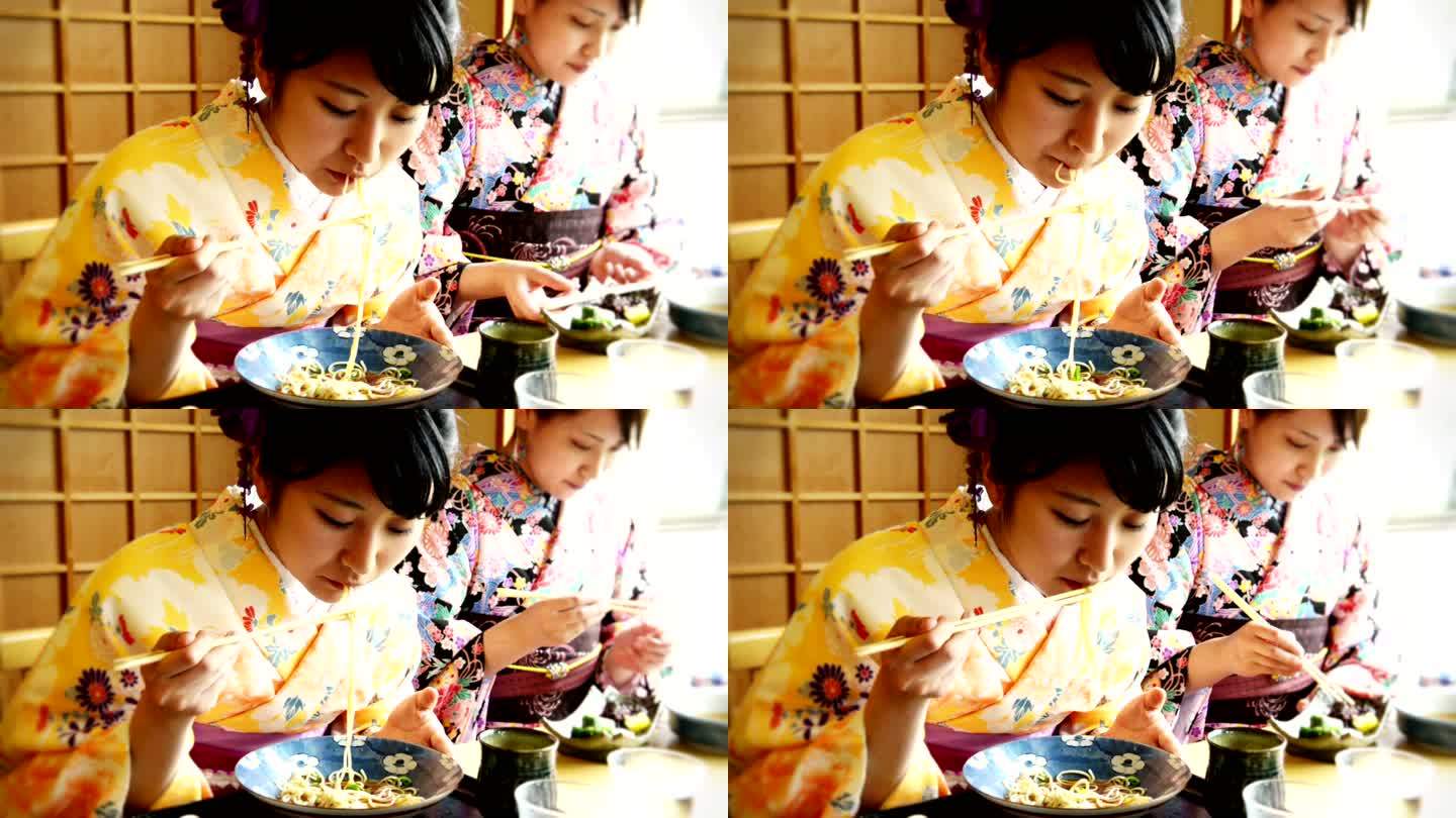 年轻的日本女人在外面吃饭