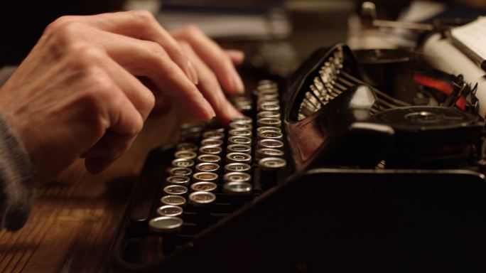 DS女子用旧打字机打字