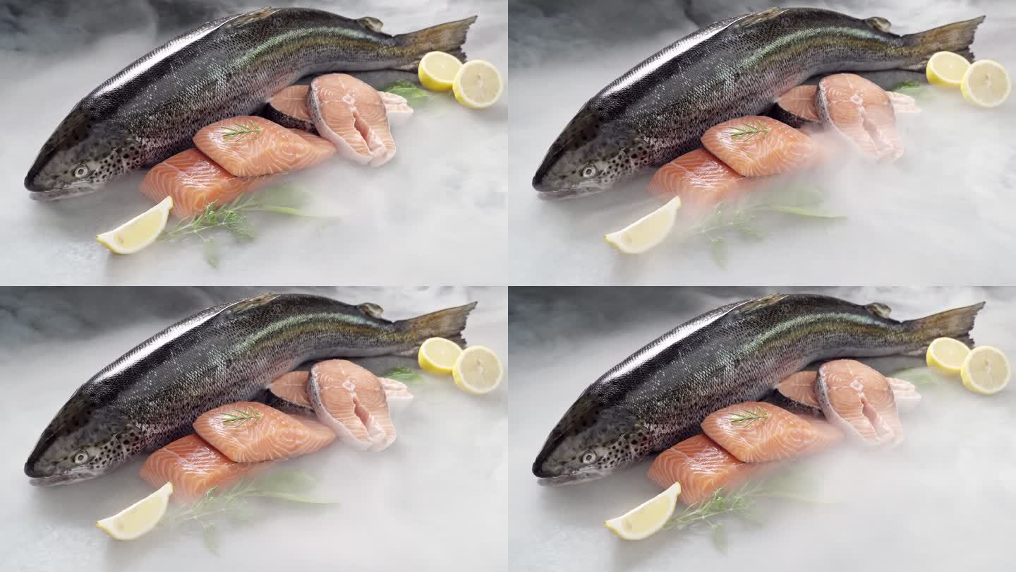 4K UHD：三文鱼及其鱼片，黑色背景，冰冻的冰烟。新鲜奢侈海鲜和菜单食谱零售市场概念。