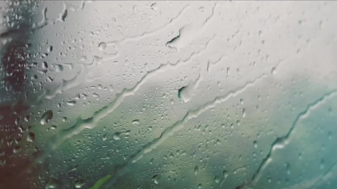 下雨天的火车车窗