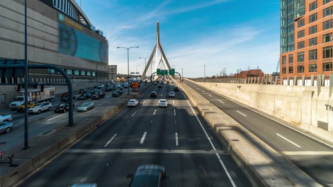 美国马萨诸塞州波士顿Zakim Bridge公路上的延时视图