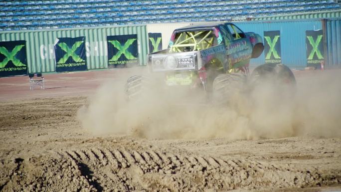 阿拉善沙漠国外暴力改装汽车跳跃表演