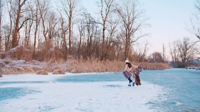 年轻女子在结冰的湖面上滑冰