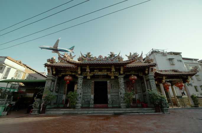 厦门高崎飞机低空略过古建筑清水宫