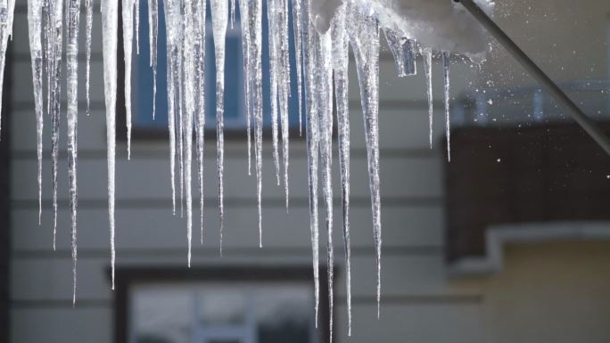 融化的冰凌和屋顶上的阳光