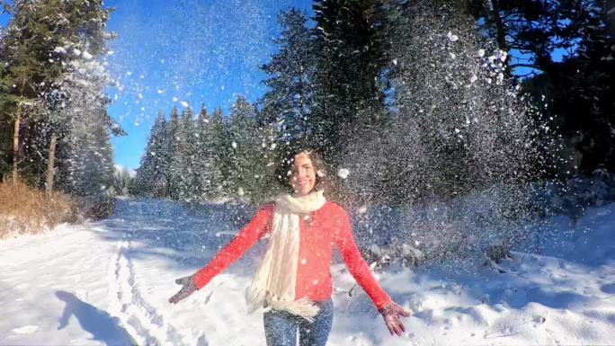 年轻女子扔雪升格镜头撒雪开心笑容笑脸